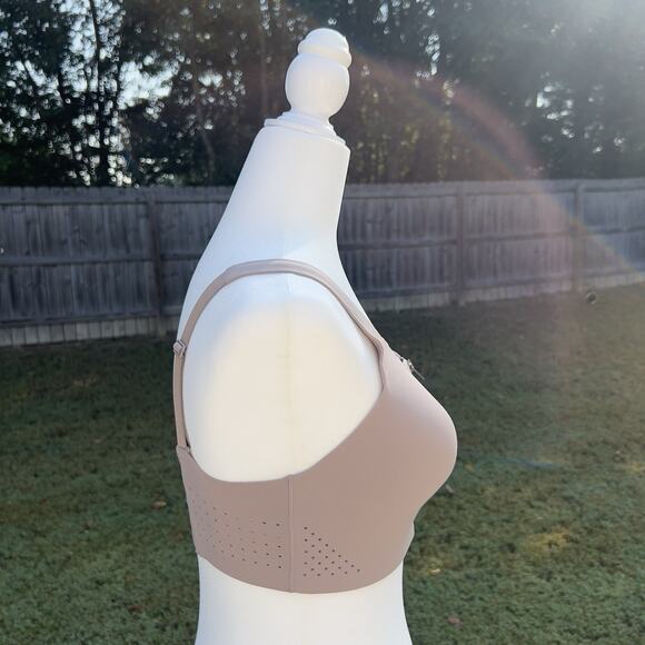 Victoria's Secret Sports Bra Size 36C Beige / Nude Featherweight Max Sports Bra - Picture 2 of 7